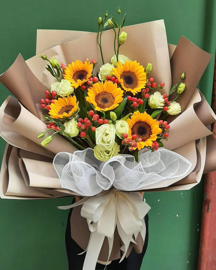 Giỏ hoa hướng dương rực rỡ tặng sinh nhật bạn thân